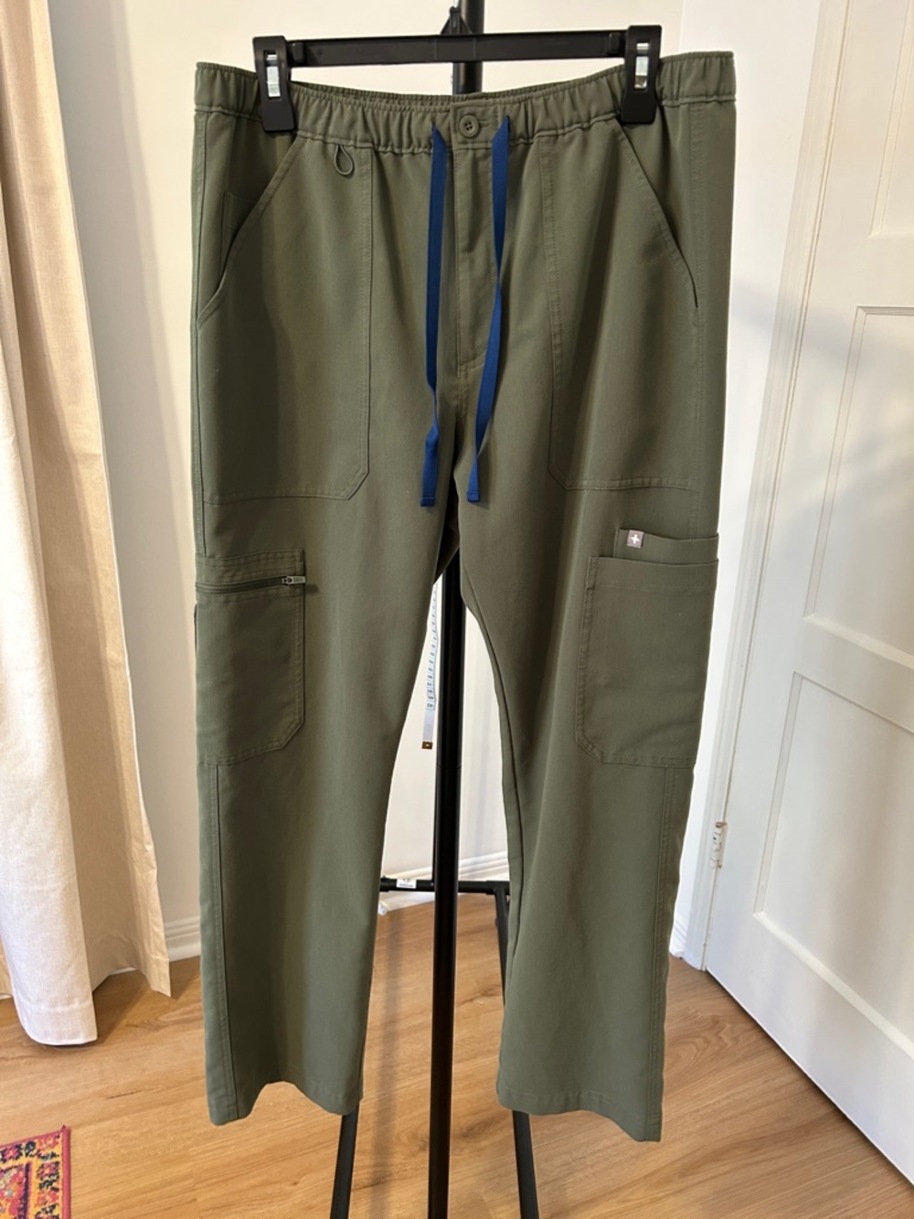 Figs Men’s Cairo Cargo Scrub Pants. Size Large/Short. 28” inseam. Color: Moss